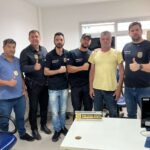 Empresario jose nilson stefanelli de 56 anos ao lado de policiais civis apos ser localizado em sao gabriel da palha no noroeste do espirito santo e1756402175773
