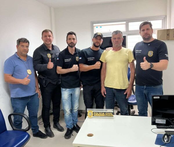 Empresario jose nilson stefanelli de 56 anos ao lado de policiais civis apos ser localizado em sao gabriel da palha no noroeste do espirito santo e1756402175773