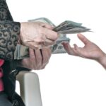 Avo dando dinheiro a mao da crianca close up isolado no fundo branco 193437 930