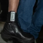 Ex presidente jair bolsonaro mostra a tornozeleira eletronica para a imprensa na saida do congresso nacional metropoles 1 2