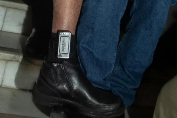 Ex presidente jair bolsonaro mostra a tornozeleira eletronica para a imprensa na saida do congresso nacional metropoles 1 2