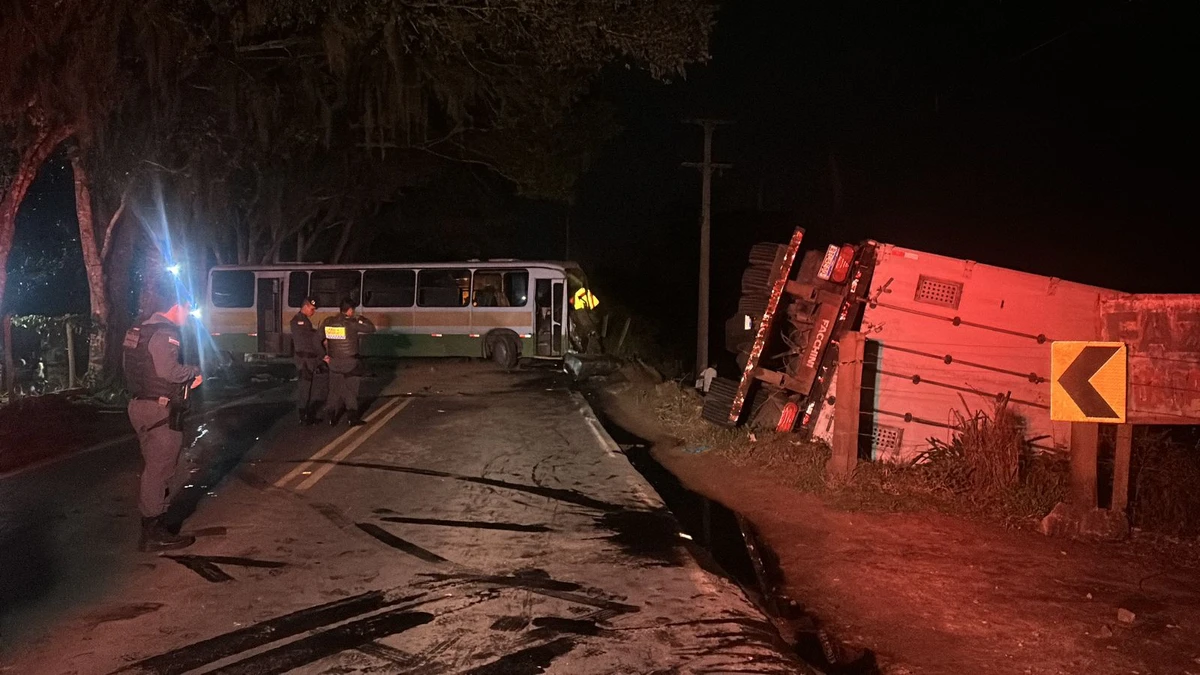 Apos a colisao entre os veiculos caminhao tomba e cargas derrapam 2990748 article