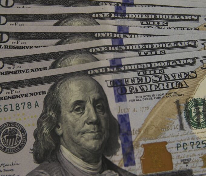 Após sete altas seguidas, dólar cai 0,95% e fecha em R$ 5,53