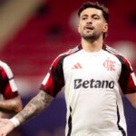 Arrascaeta brilha e Flamengo avança à semi da Copa Intercontinental