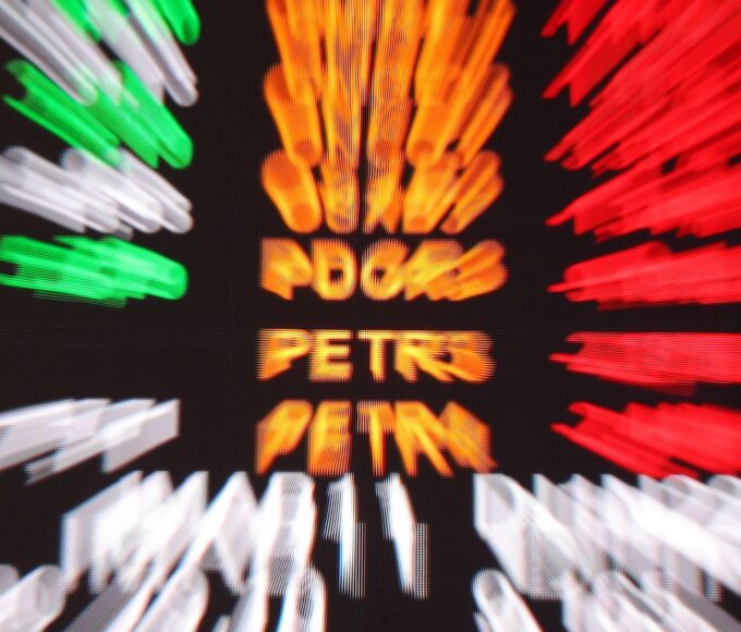 Bolsa cai 4,31% em dia tenso e reverte início positivo de mês