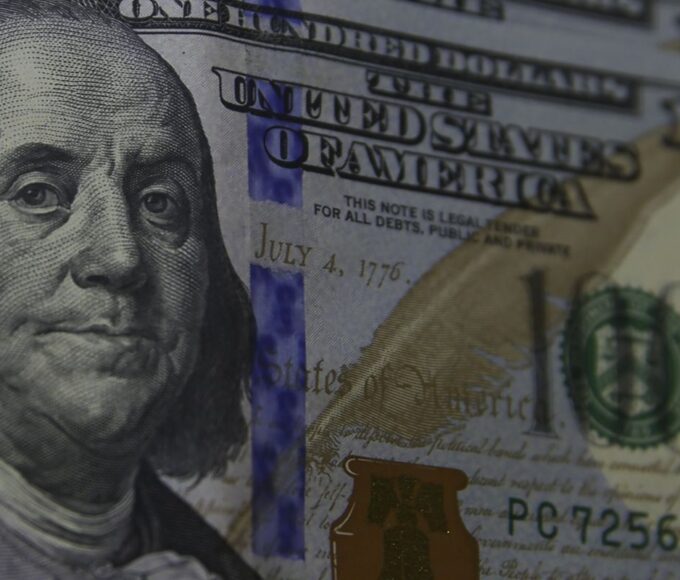 Dólar sobe para R$ 5,52 e alcança maior valor em quatro meses