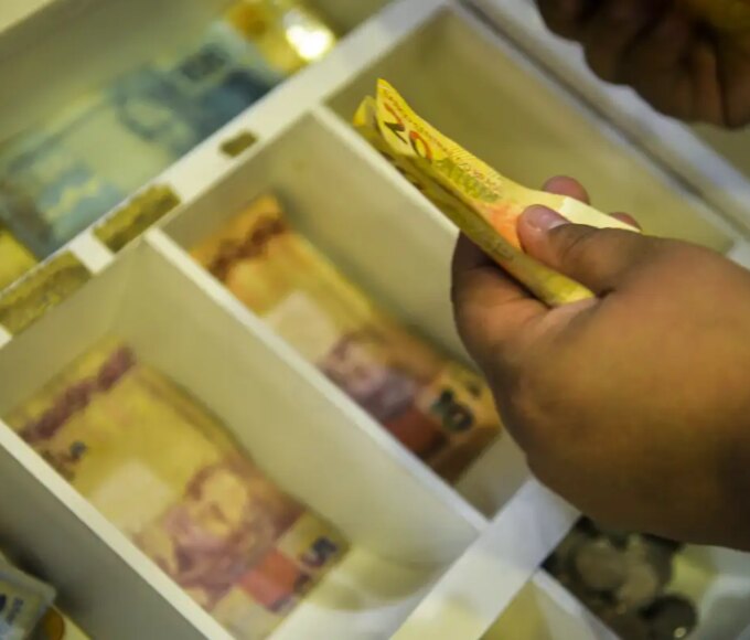 Inflação que reajusta o salário mínimo fecha em 4,18%