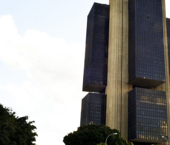 Juros do crédito pessoal e cartão rotativo avançam para as famílias