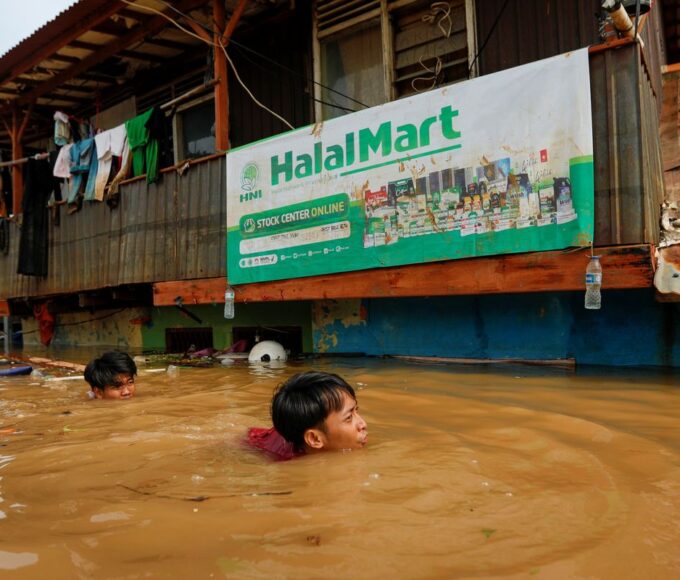 Mortes por enchentes na Ilha de Sumatra ultrapassam 900