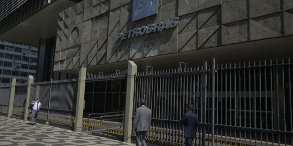 Petroleiros aprovam greve nacional a partir de segunda-feira