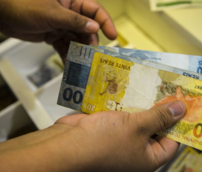 Prazo para sacar abono salarial acaba nesta segunda-feira