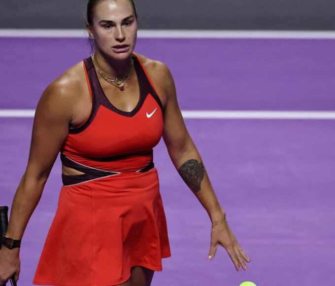 Sabalenka diz não ser justo que mulheres enfrentem atletas trans