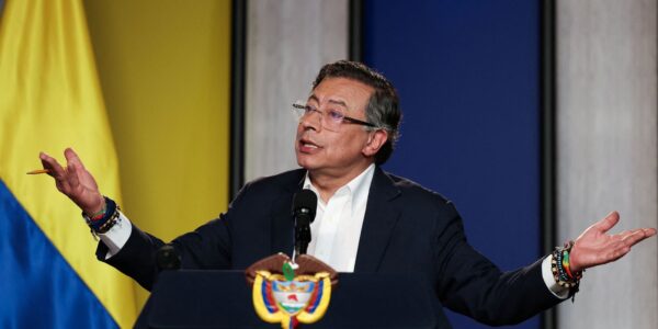 Após fala de Trump, Petro diz que pegará em armas se necessário