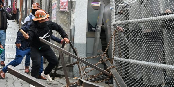Bolívia: protestos desafiam governo após aumento de combustíveis