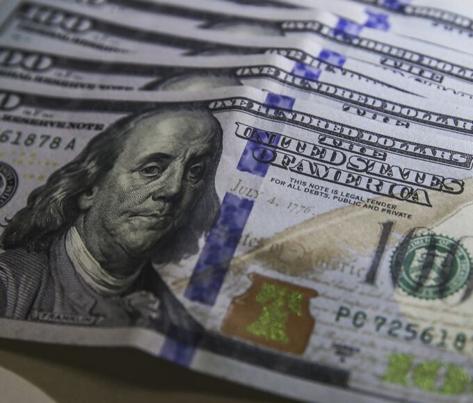 Brasil tem segunda maior saída de dólares da história em 2025