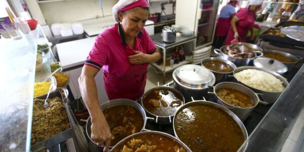 Cresce contratação de pessoas 50+ no comércio e nos serviços em SP