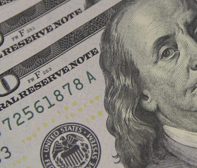 Dólar cai para R$ 5,19 e continua no menor valor em 20 meses