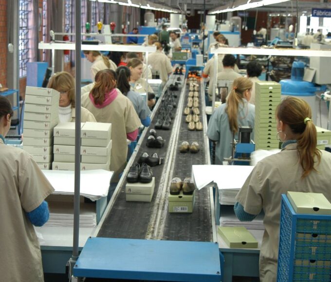 Faturamento da indústria sobe, mas emprego cai pelo terceiro mês