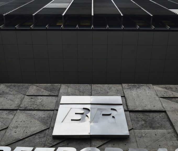 Petrobras reduz preço da gasolina em 5,2% a partir desta terça