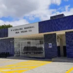 Mulher foi abordada na calçada, conseguiu fugir e pedir ajuda na padaria; suspeito entrou em luta corporal com dono do comércio