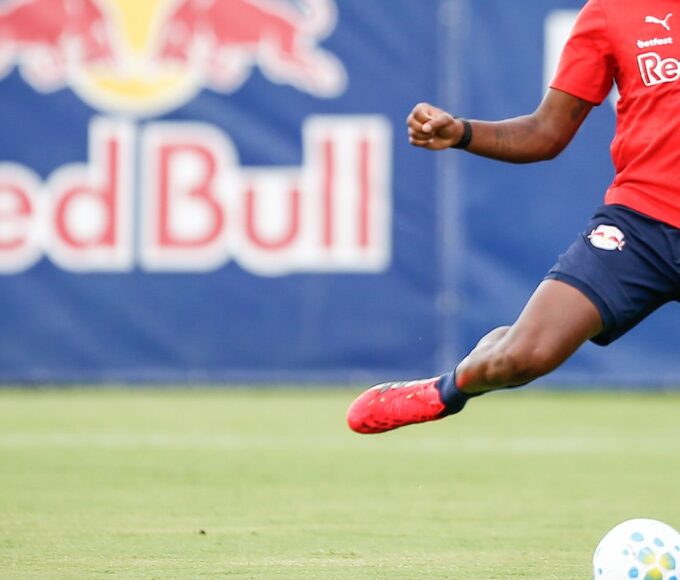 Bragantino multa zagueiro por fala machista contra árbitra