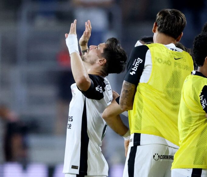 Corinthians é eficiente e derrota Athletico na Arena da Baixada