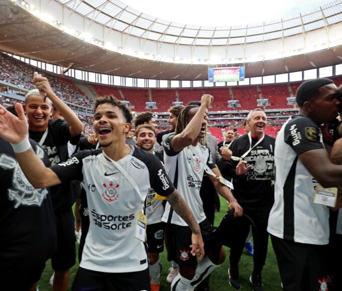 Corinthians vence Flamengo e é bicampeão da Supercopa Rei