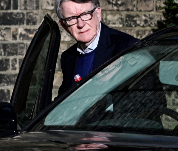 Ex-embaixador britânico é preso após revelações relacionadas a Epstein