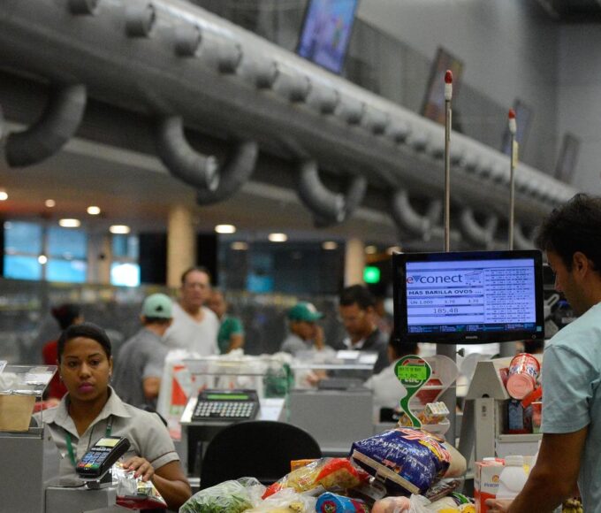 Governo adia por 90 dias regra sobre trabalho no comércio em feriados