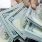 Dólar cai 1,6% e fecha em R$ 5,23 com alívio externo