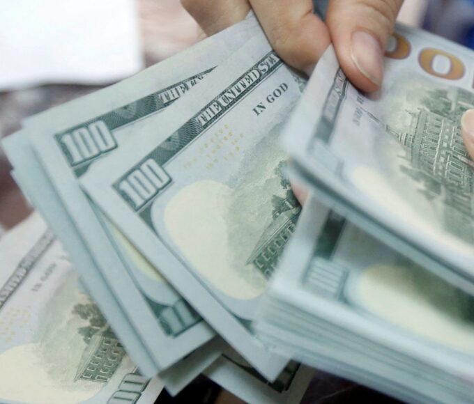 Dólar cai 1,6% e fecha em R$ 5,23 com alívio externo