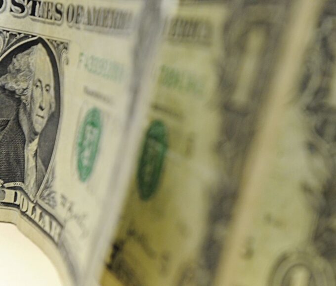 Dólar cai para R$ 5,24, e bolsa sobe 3,24% após fala de Trump