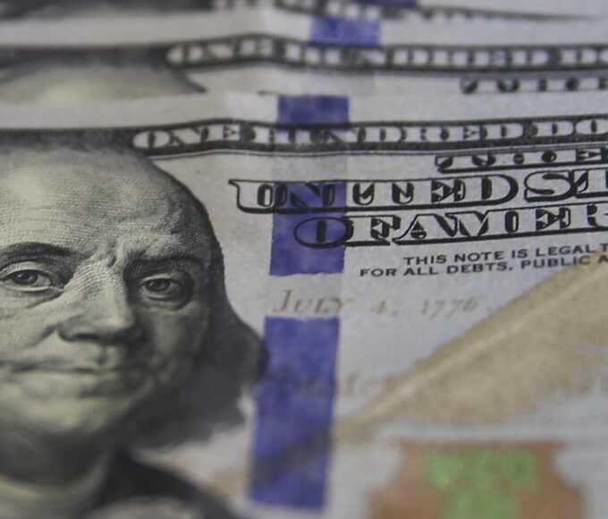 Dólar fecha em R$ 5,32, maior valor desde janeiro, com tensão no Irã