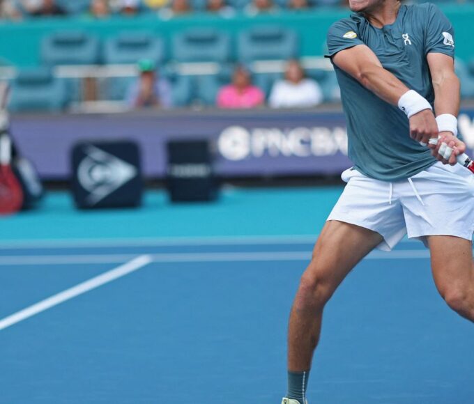 João Fonseca luta, mas é superado pelo espanhol Carlos Alcaraz