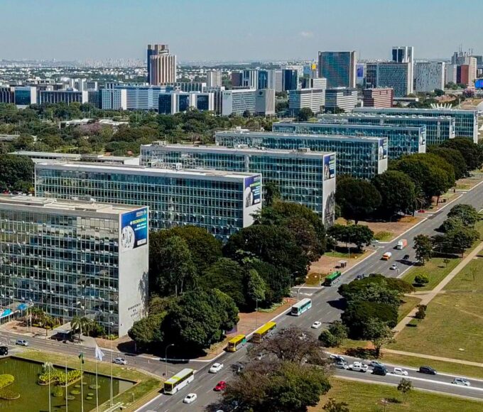 Lei reestrutura carreiras no Executivo e cria mais de 24 mil cargos