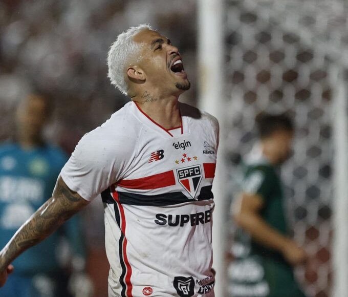 São Paulo vence Chapecoense e assume liderança isolada do Brasileiro