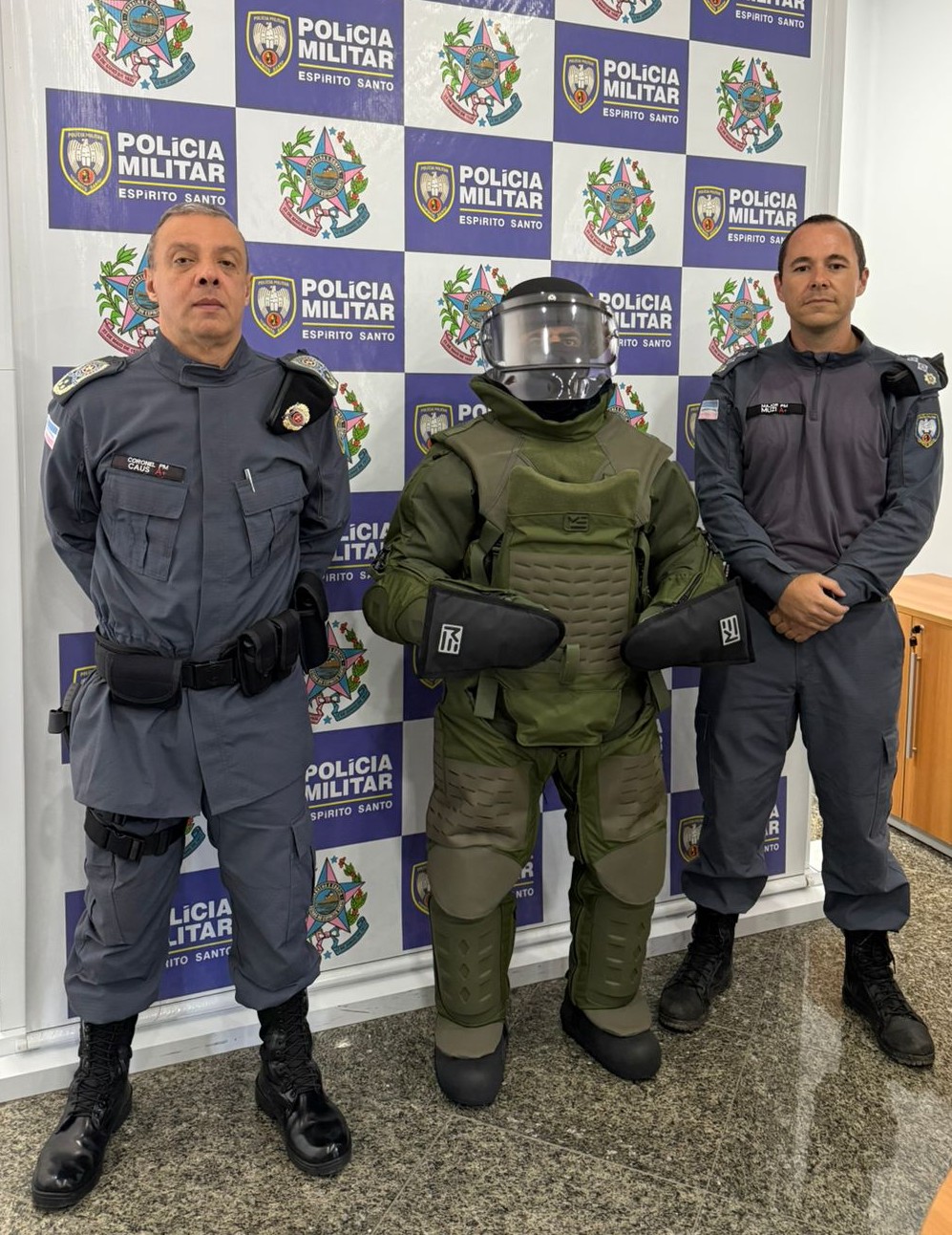 Traje20antibomba20 20capa.jpeg