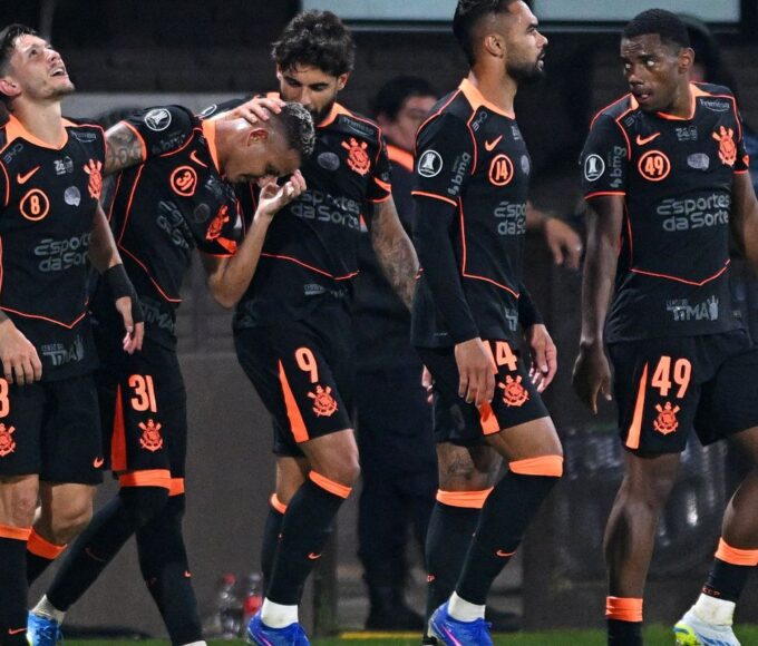 Corinthians derrota Platense na Libertadores na estreia de Diniz