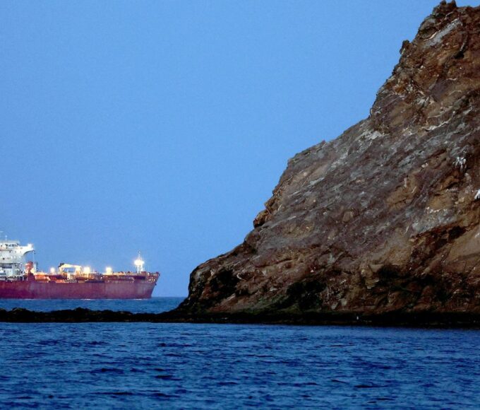 Iranianos ameaçam bloquear comércio marítimo após cerco naval dos EUA