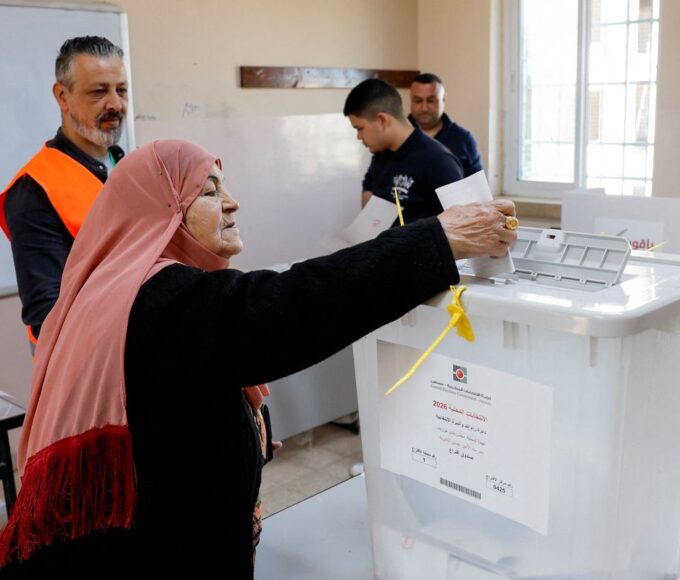 Palestinos vão às urnas em eleições municipais