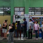 Peru: ultraconservador e esquerda disputam voto a voto para 2º turno