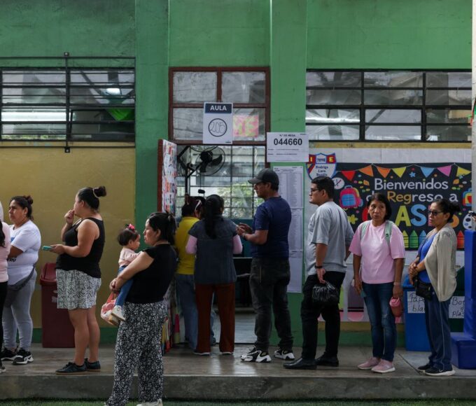 Peru: ultraconservador e esquerda disputam voto a voto para 2º turno