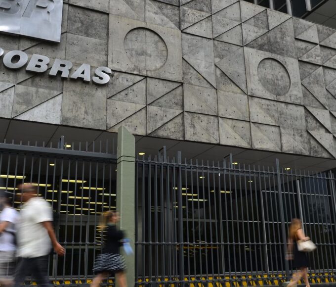Petrobras destitui diretor de área que vendeu gás com 100% de ágio