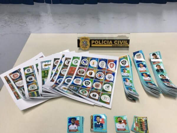 DP de Guaçuí apreende mais de mil figurinhas da Copa do Mundo com indícios de falsificação