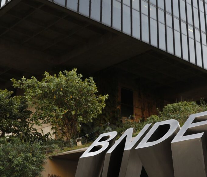 BNDES abre financiamento para transporte de carga e passageiros