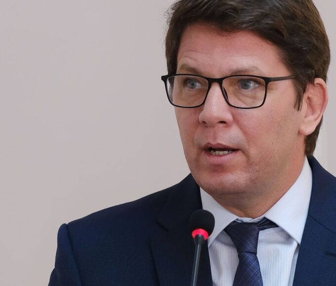 Dino dá prazo para Câmara explicar viagem internacional de Mario Frias