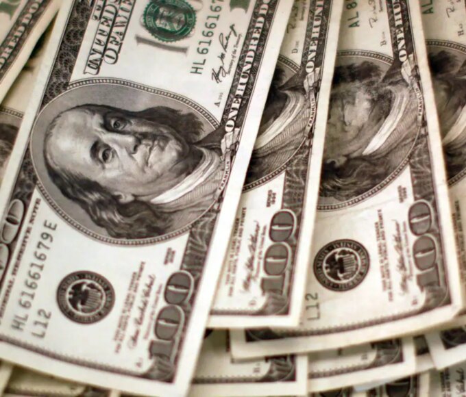 Dólar cai para R$ 5 e bolsa sobe com alívio no Oriente Médio