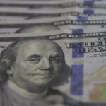 Dólar cai para R$ 5,03 com alívio geopolítico e foco nos EUA