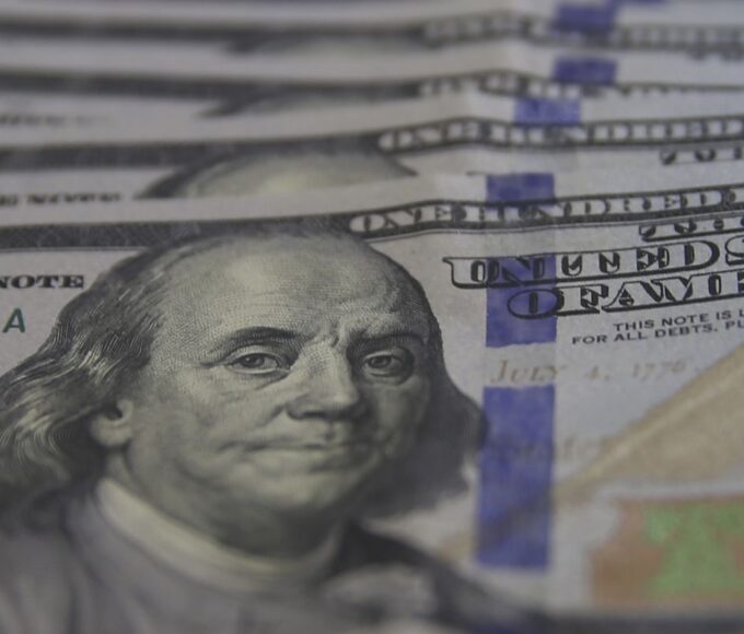 Dólar cai para R$ 5,03 com alívio geopolítico e foco nos EUA