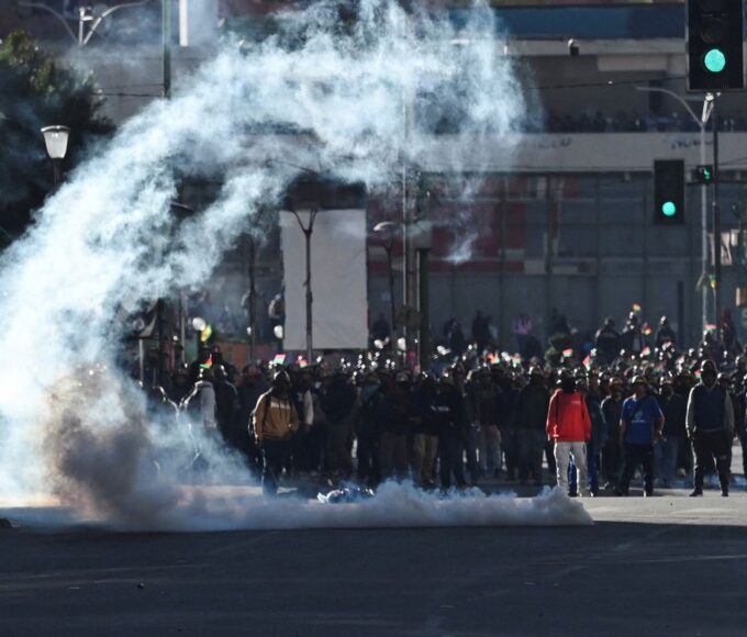 Em meio a protestos, Bolívia revoga lei que limitava estado de exceção